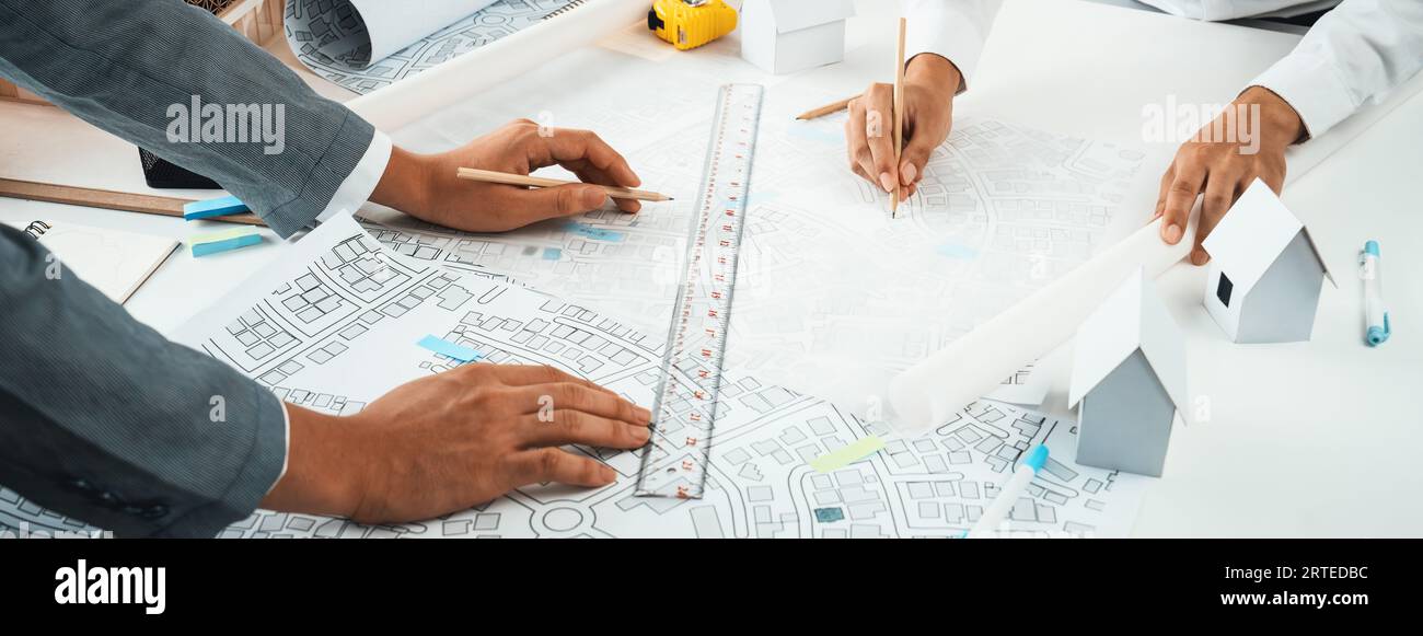 Lavoratore, architetto e ingegnere lavorano sulla pianificazione oratoria di progetti di costruzione immobiliare con cartografia e mappa catastale dell'area urbana di Foto Stock