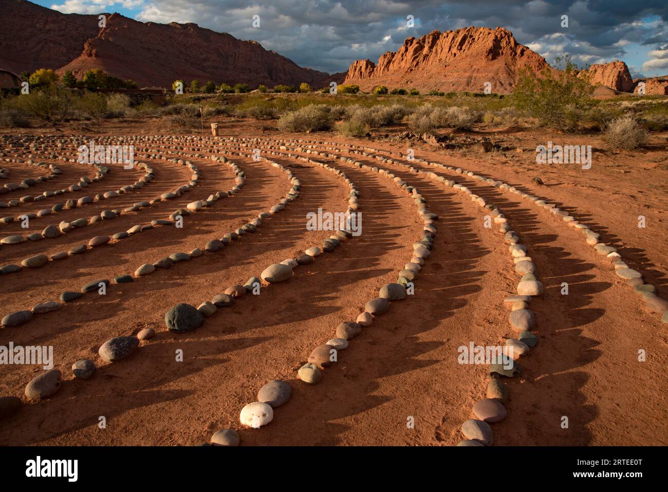 Sentiero escursionistico attraverso lo Snow Canyon, con cerchi di pietre in un'area meeting dietro la Red Mountain Spa, con labirinto di meditazione e Snow Canyon Mounta... Foto Stock