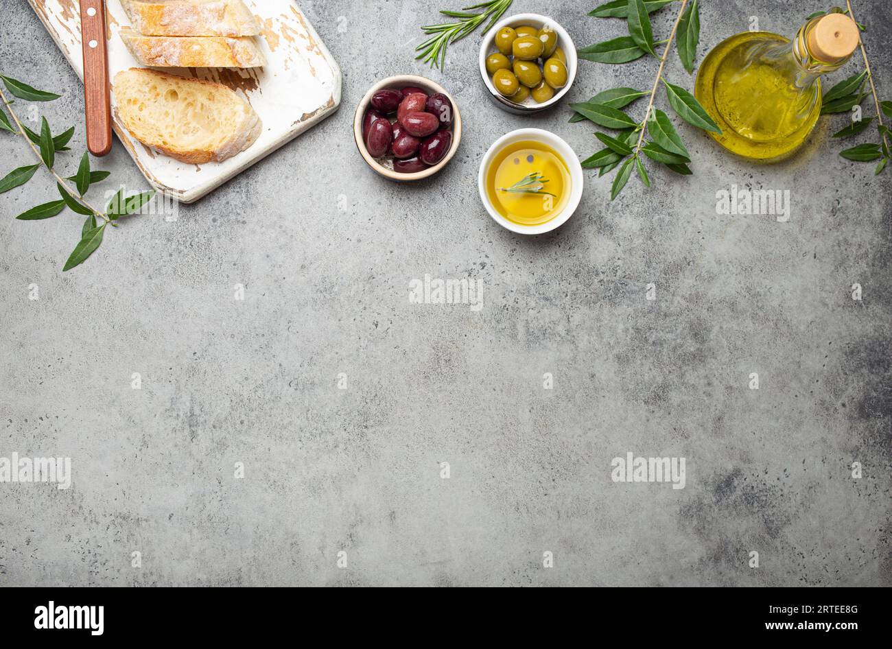 Ciabatta con olio d'oliva, olive verdi e nere Foto Stock