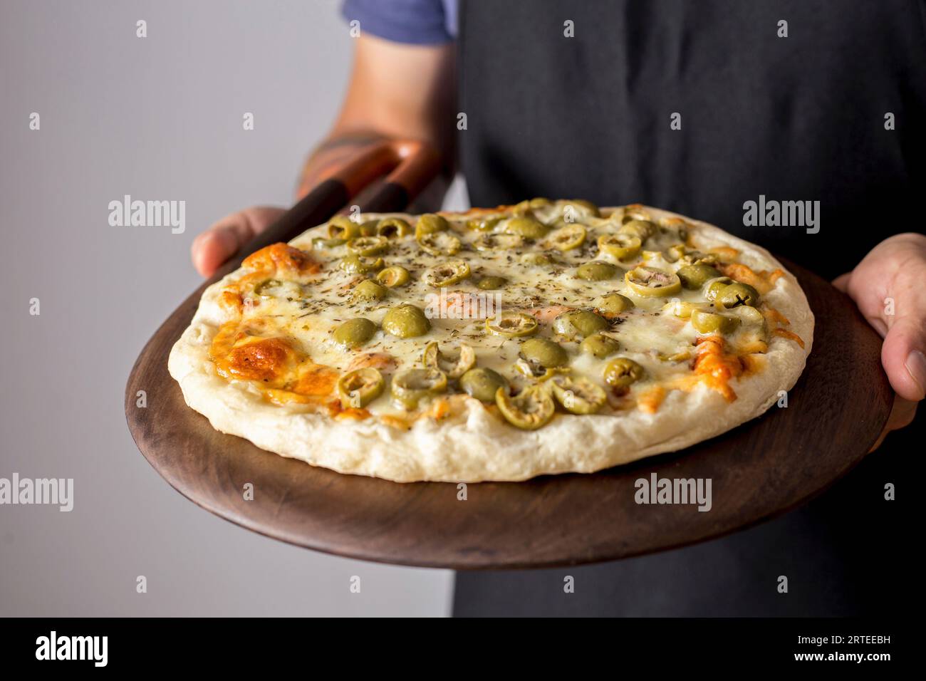 Pizza con olive verdi Foto Stock