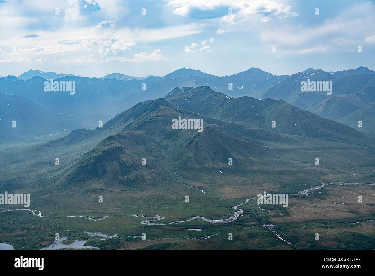 Le Tombstone Mountains, in estate verdi, si stagliano contro il cielo azzurro lungo la Dempster Highway, offrono splendide viste dalle cime delle montagne... Foto Stock