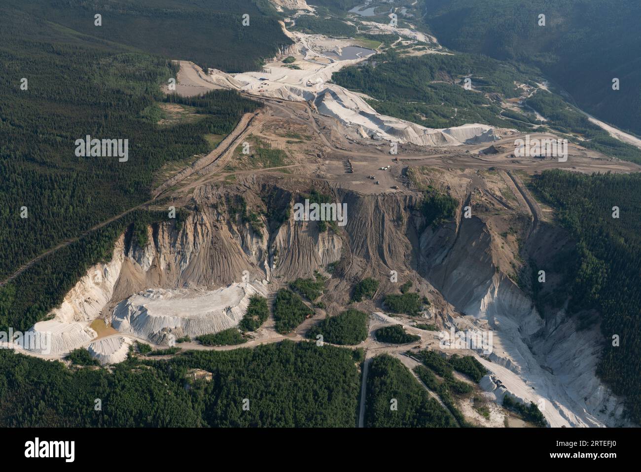 Vista aerea di un sito minerario nello Yukon, dove la distruzione della terra è visibile vicino a Dawson City; Dawson City, Yukon, Canada Foto Stock