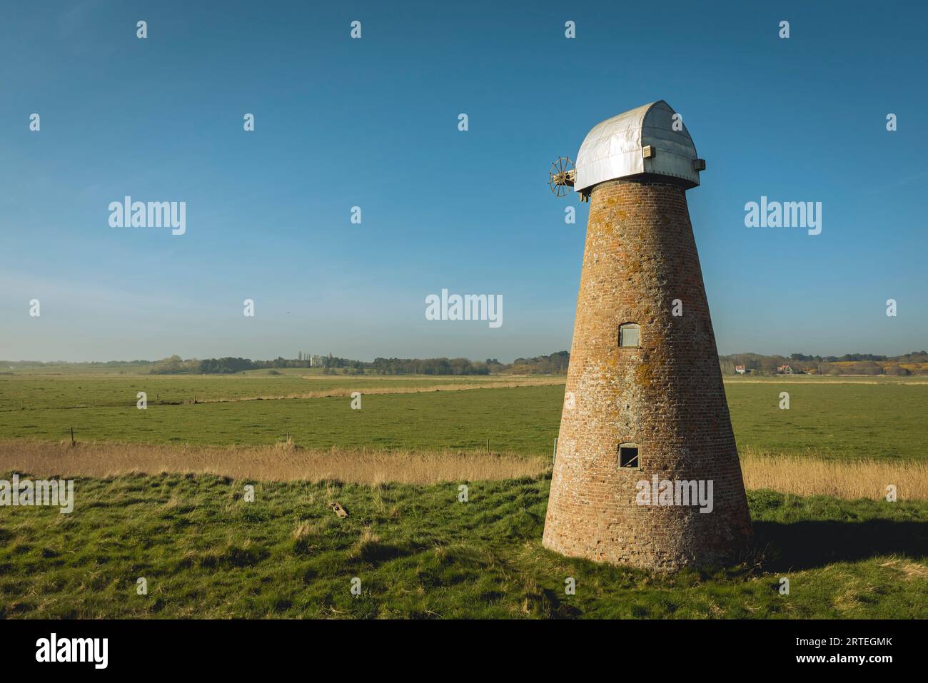 Vecchio mulino a vento in piedi da solo nei verdi campi della campagna di Suffolk, Regno Unito; Southwold, Suffolk, Inghilterra Foto Stock