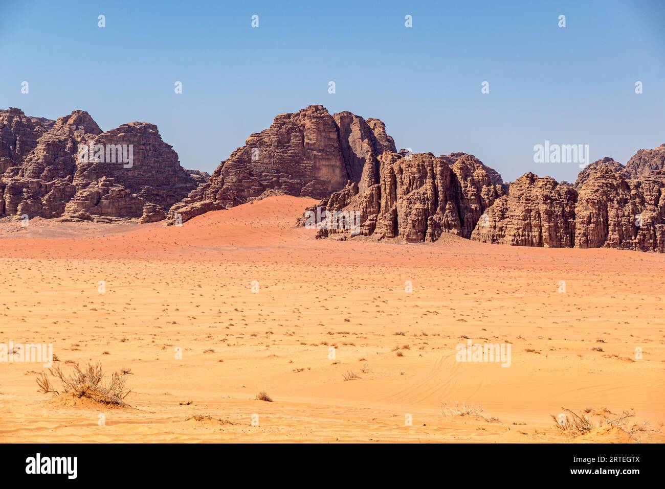 Paesaggio di sabbia e roccia nel deserto di Wadi Rum, Giordania Foto Stock