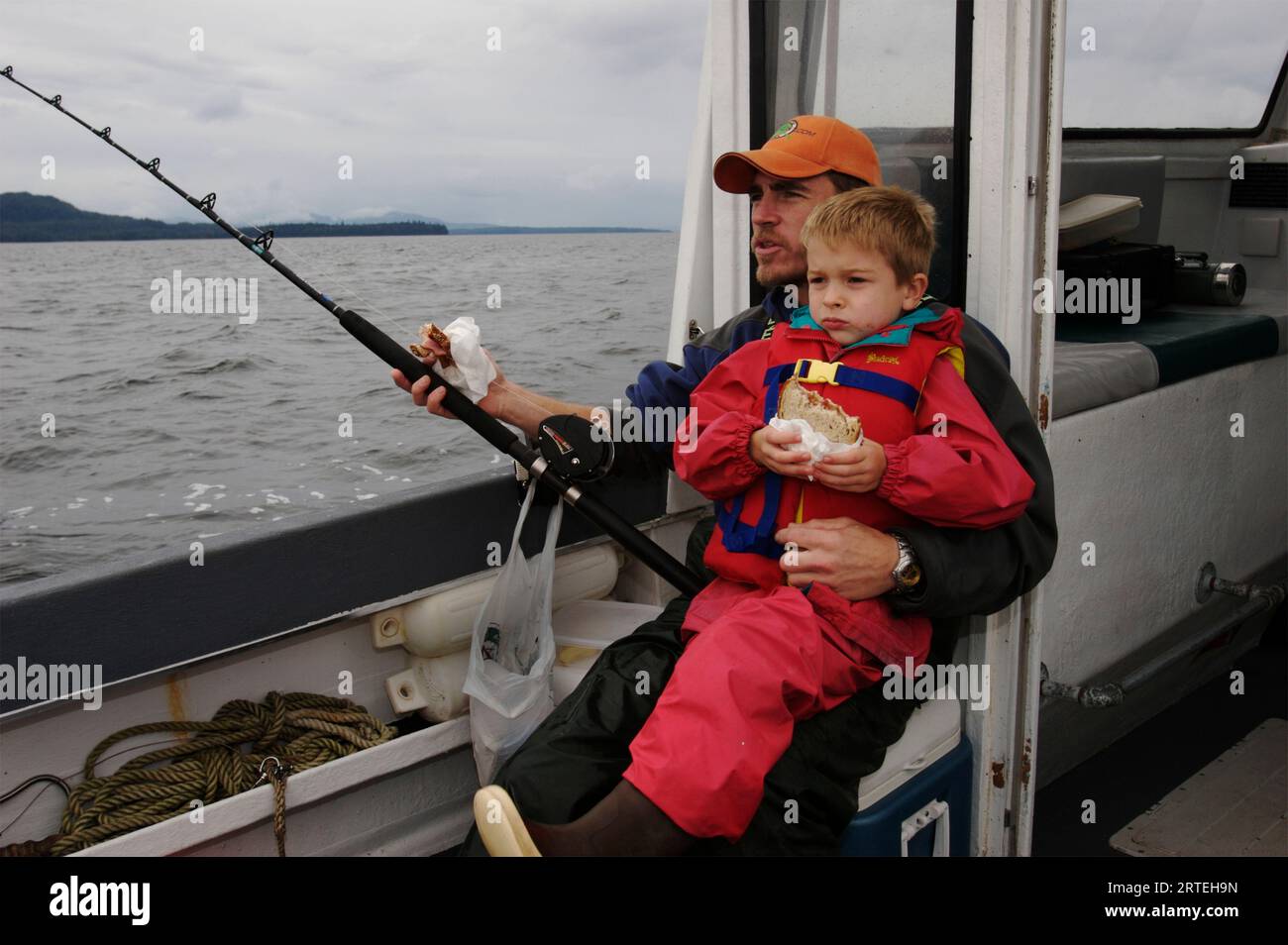 Padre e figlio pescano al largo dell'isola Prince of Wales; Alaska, Stati Uniti d'America Foto Stock