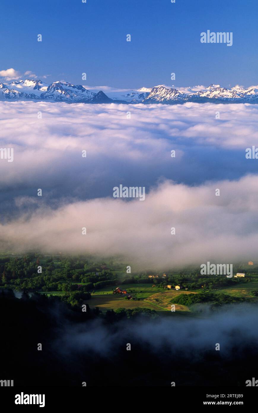 Le montagne dell'Alaska attraversano la copertura nuvolosa e la baia di Kachemak, penisola di Kenai, Alaska, USA; Homer, Alaska, Stati Uniti d'America Foto Stock