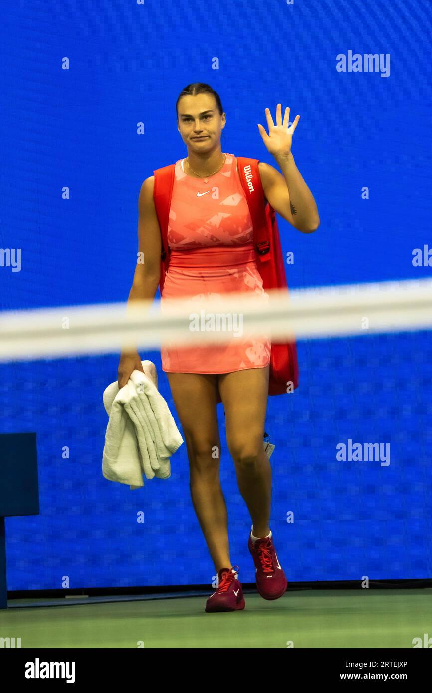 Aryna Sabalenka (BLR) gareggia nelle finali femminili del singolare agli US Open di Tennis 2023. Foto Stock
