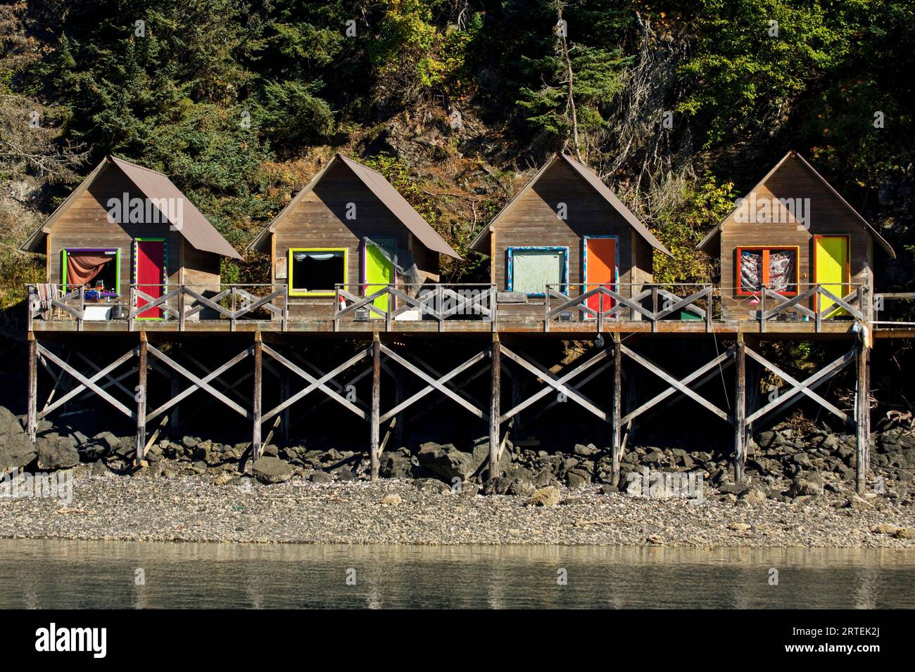 Piccole cabine su un molo di Halibut Cove in Alaska, Stati Uniti; Homer, Alaska, Stati Uniti d'America Foto Stock