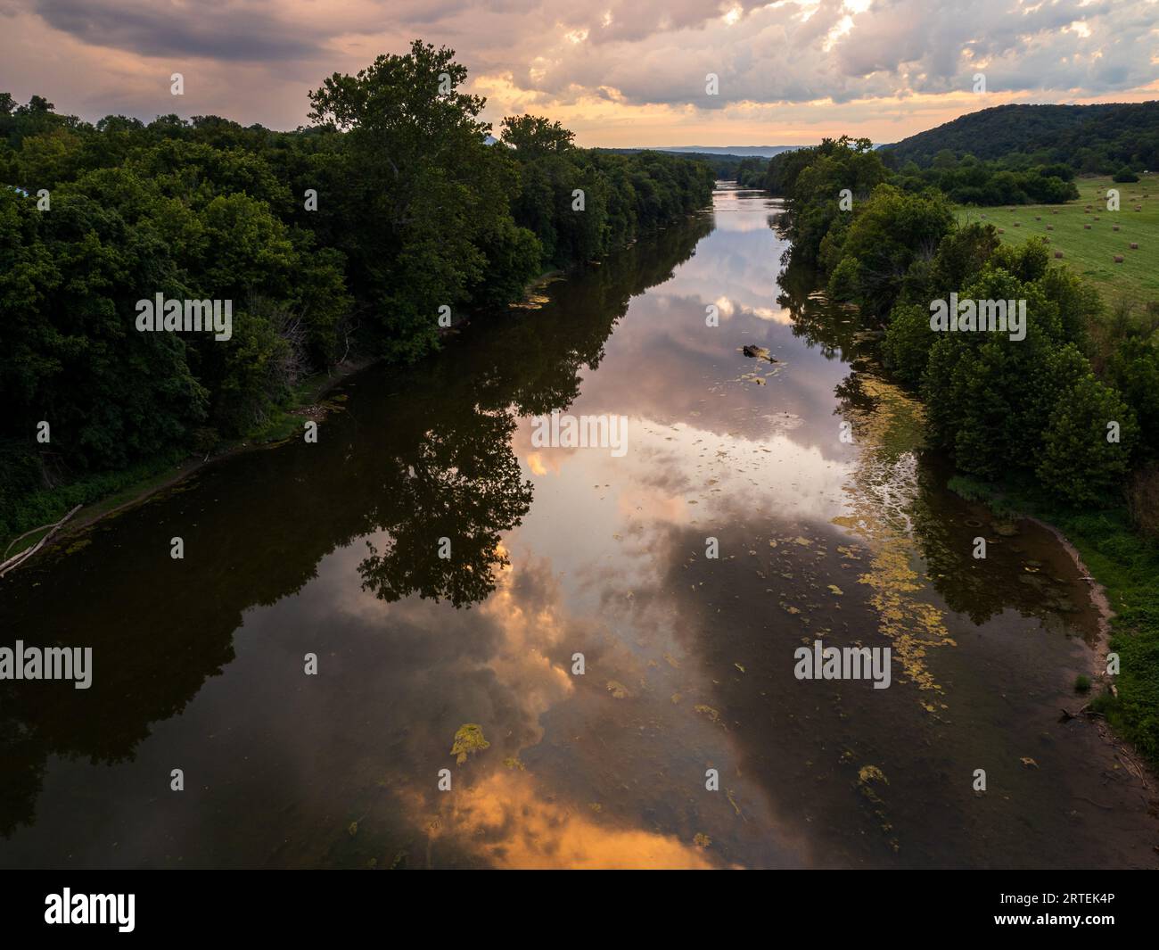 Crepuscolo sul fiume Shenandoah con nuvole calde che si riflettono in acque calme, vicino a Front Royal, Virginia, USA. Foto Stock