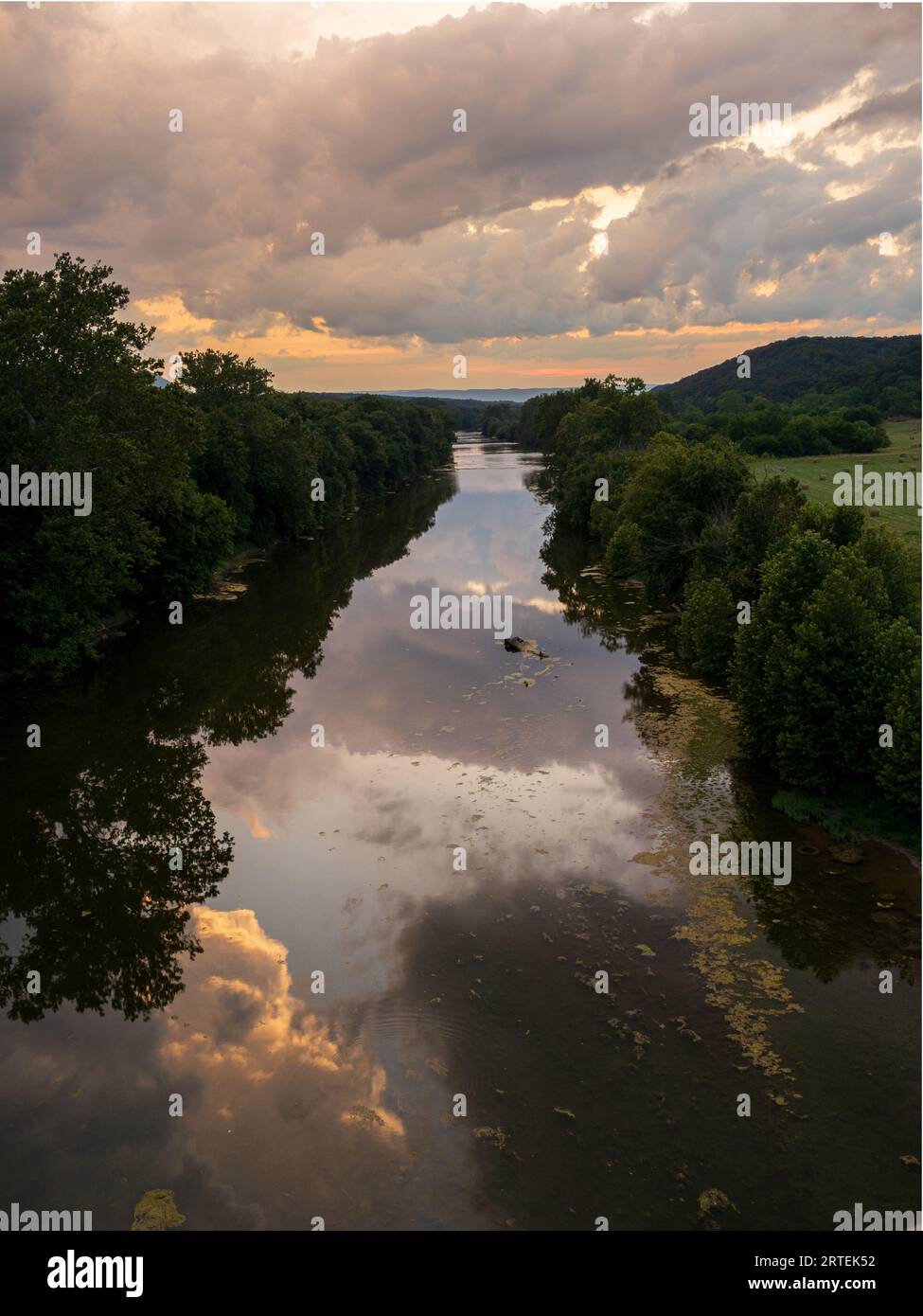 Crepuscolo sul fiume Shenandoah con nuvole calde che si riflettono in acque calme, vicino a Front Royal, Virginia, USA. Foto Stock