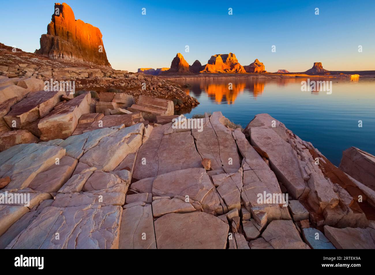 Gregory Butte si riflette in Last Chance Bay, Lake Powell, Glen Canyon National Recreation area, Utah, Stati Uniti; Utah, Stati Uniti d'America Foto Stock