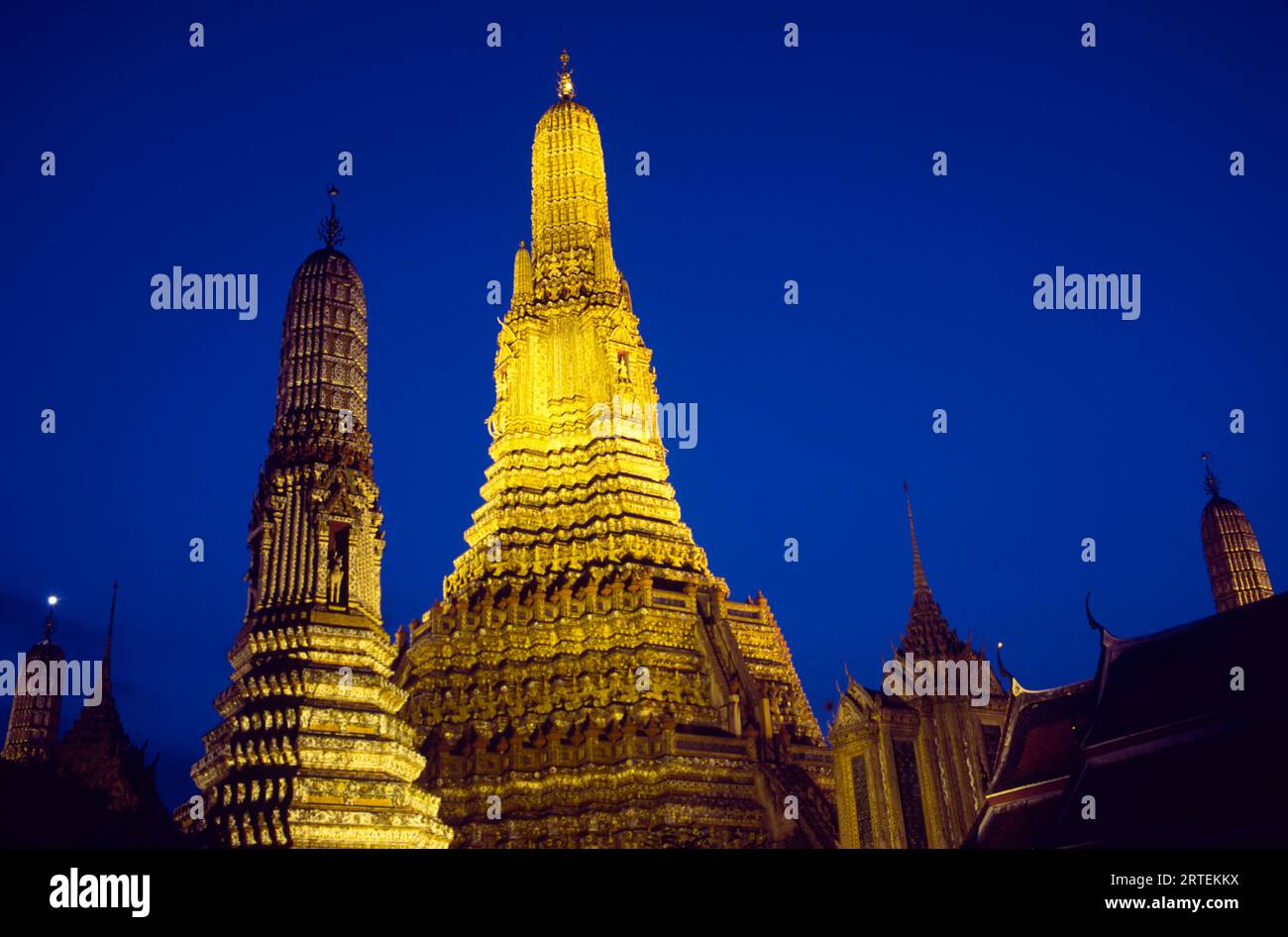 Luna nel cielo limpido sopra Wat Arun o Tempio dell'Alba; Bangkok, Thailandia Foto Stock