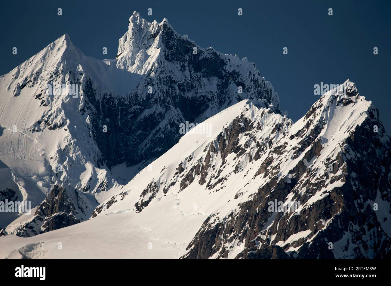 Montagne innevate con picchi aspri; Storfjorden, Norvegia Foto Stock