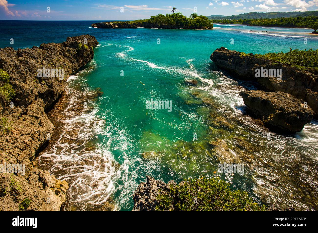 Vista delle acque blu-verdi dei Caraibi al faro Folly, Giamaica; Port Antonio, Giamaica Foto Stock