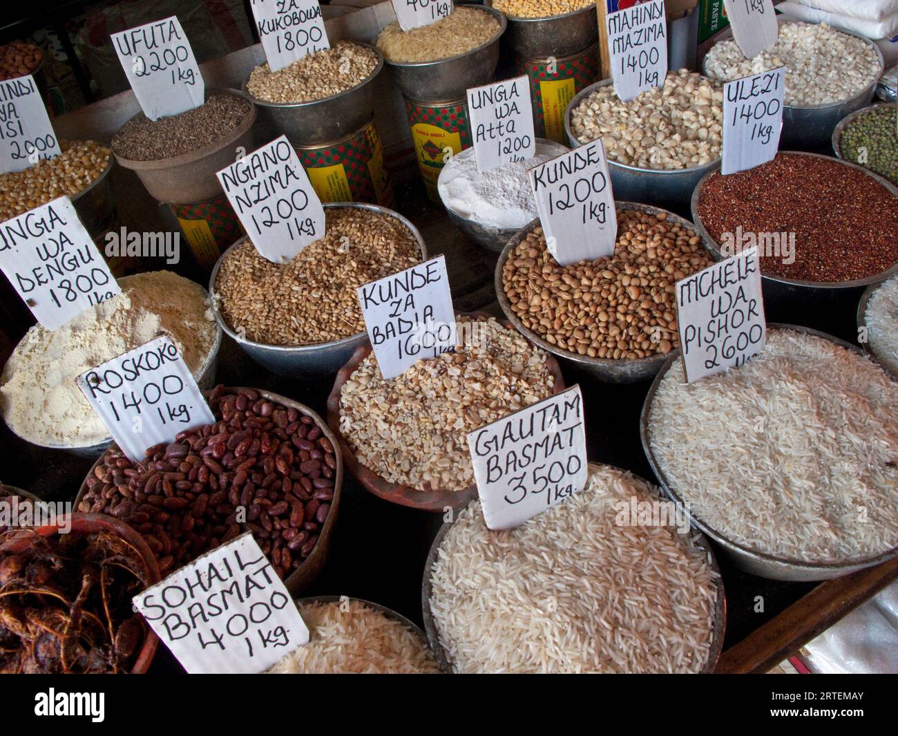 Grani in vendita su un mercato di Zanzibar; Zanzibar Foto Stock