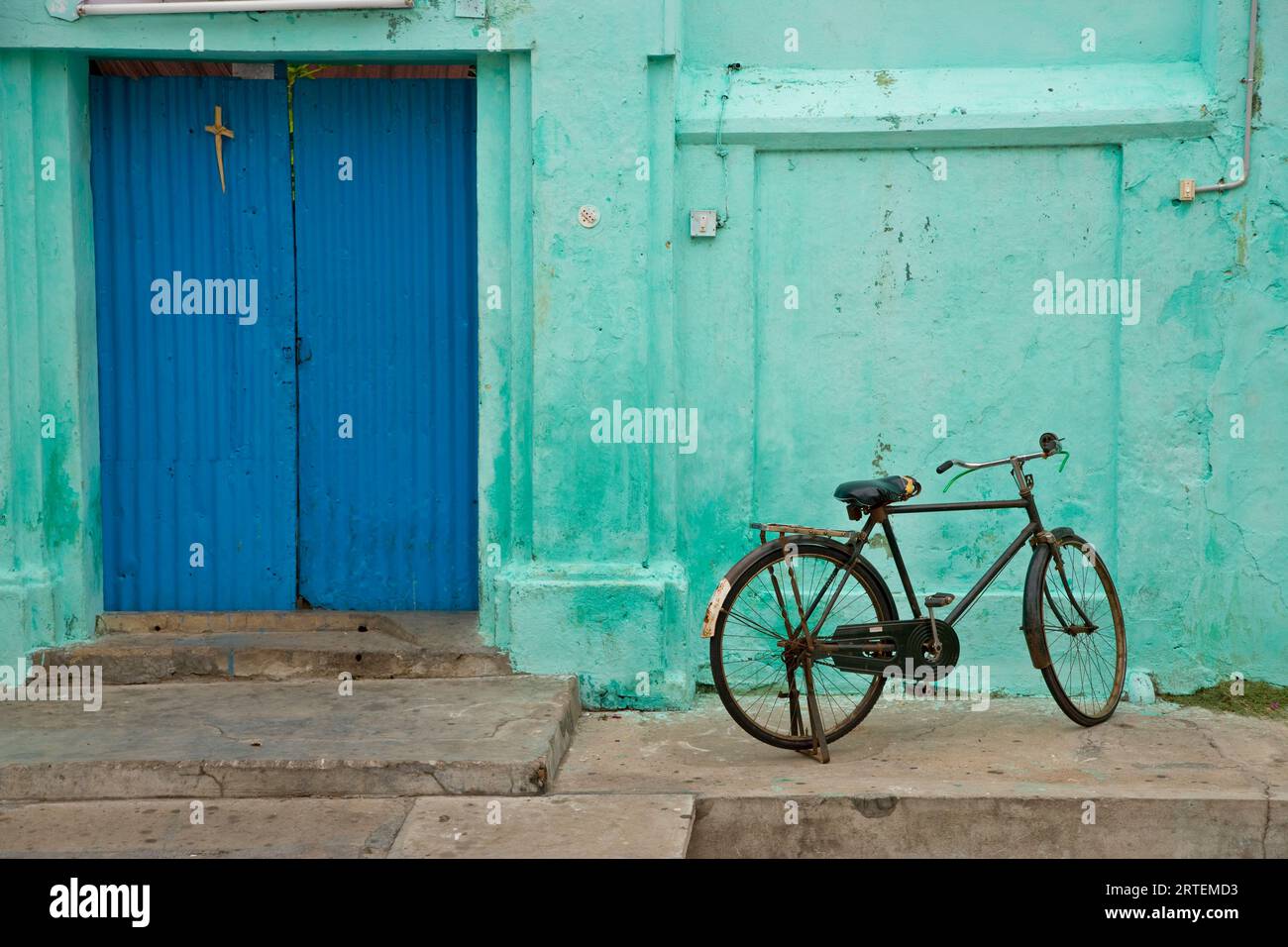 Biciclette parcheggiate fuori da una casa a Pondicherry, l'area francese dell'India meridionale; Pondicherry, India Foto Stock
