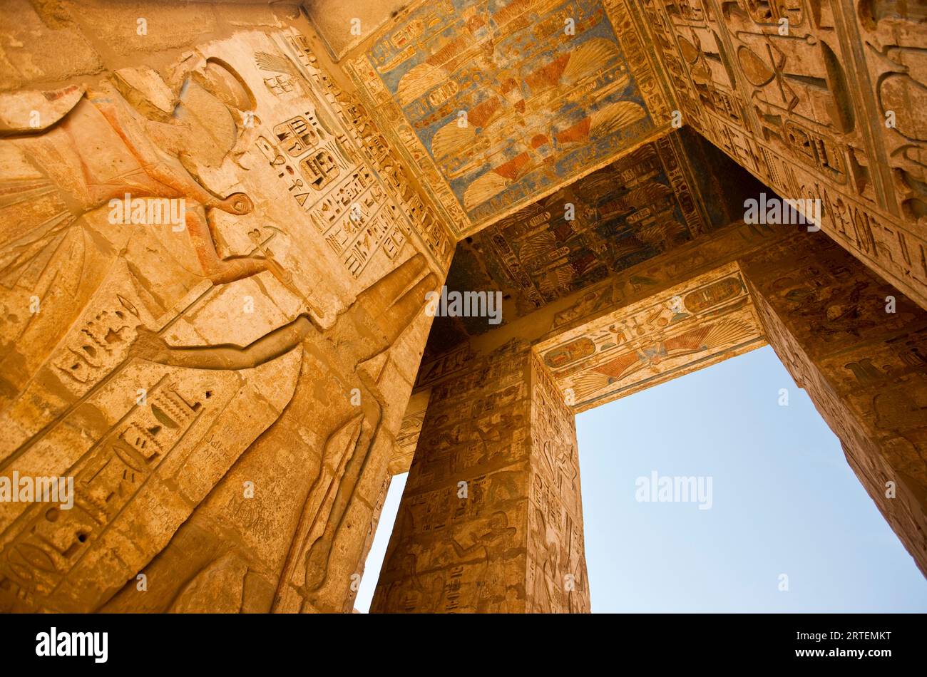 Dettaglio rilievo di colonne e soffitti a Medinet Habu; Luxor, Egitto Foto Stock