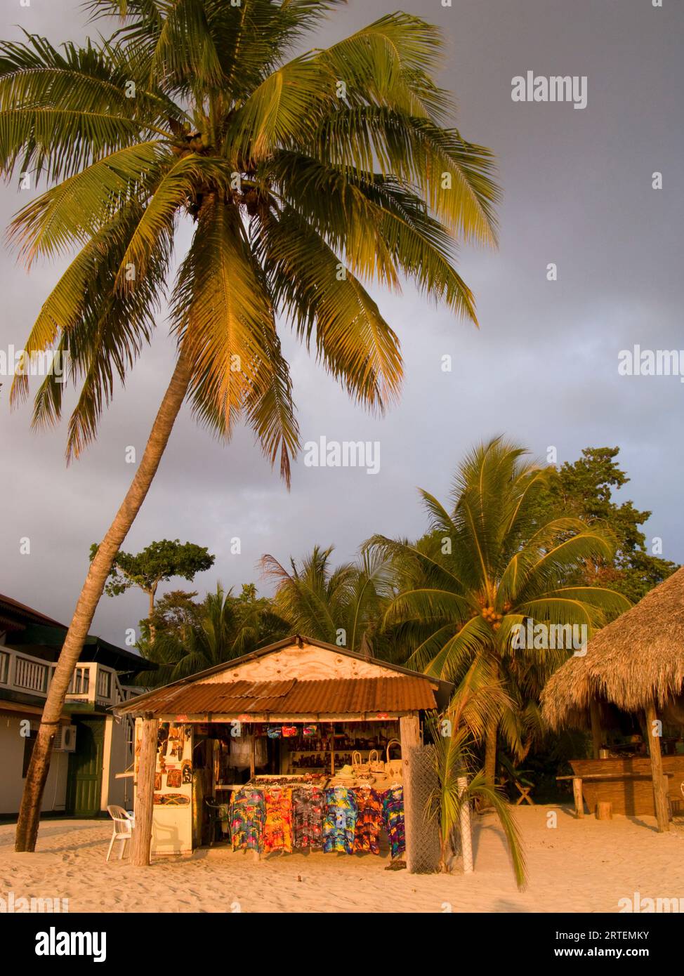 Negozio di souvenir sulla spiaggia di Negril alla luce del tramonto; Giamaica Foto Stock