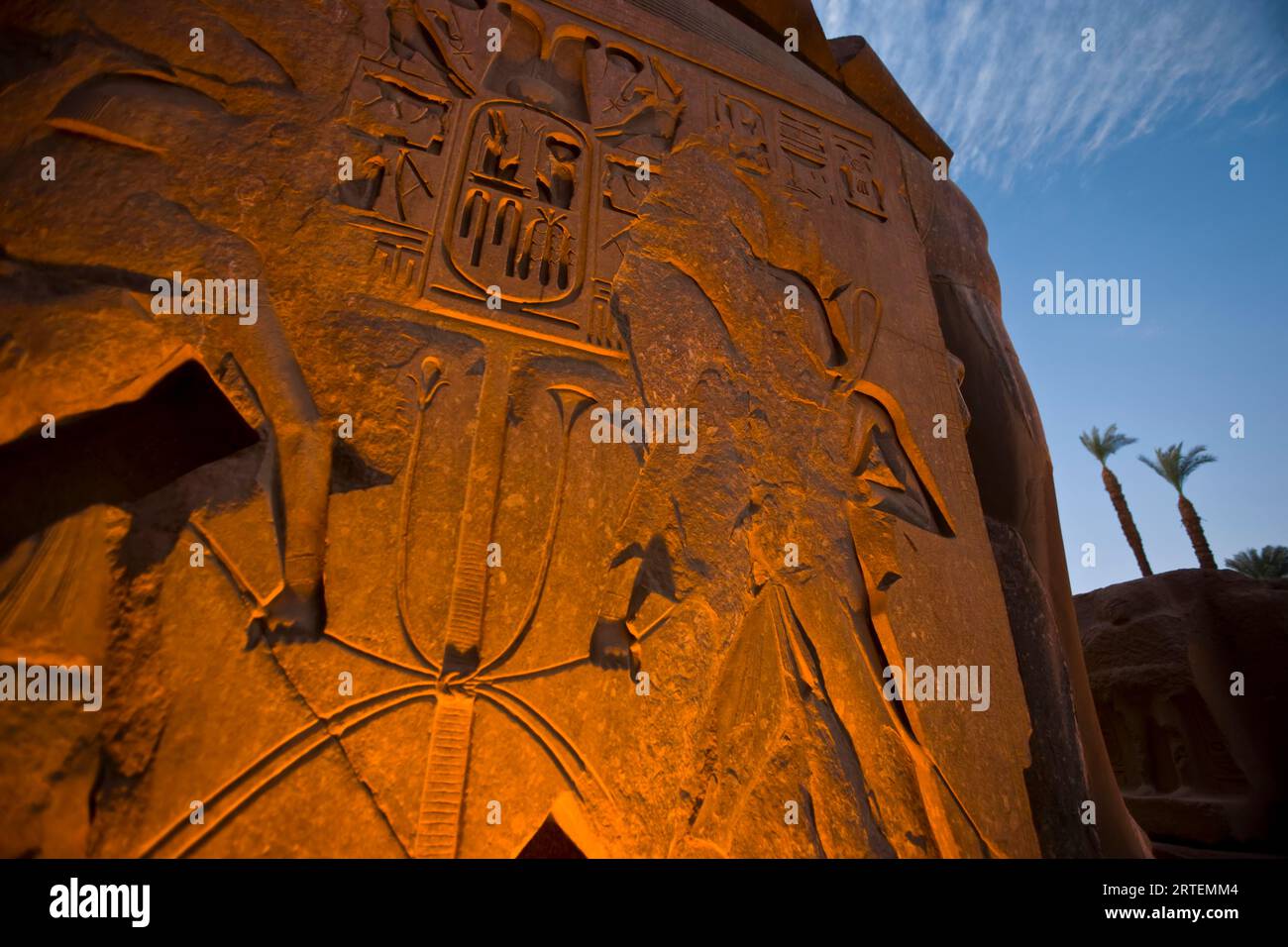 Scultura in rilievo illuminata nei templi di Karnak; Karnak, Egitto Foto Stock