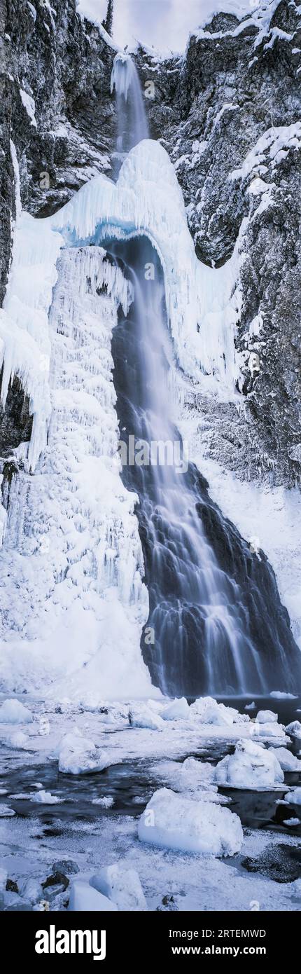 Vista invernale delle Fairy Falls nell'area del Midway Geyser ricoperta di ghiaccio nel parco nazionale di Yellowstone, Wyoming, Stati Uniti d'America Foto Stock