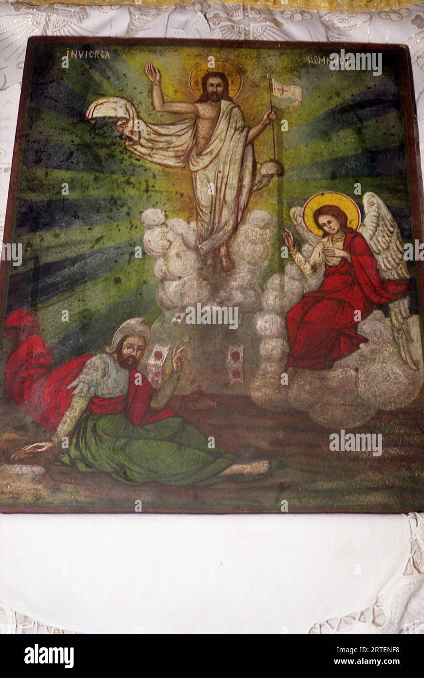 Traisteni, comune di Valea Doftanei, Contea di Prahova, Romania, 2003. Interno della Chiesa ortodossa "Saint Voivodes". Icona di legno raffigurante la Resurrezione di Gesù Cristo. Foto Stock