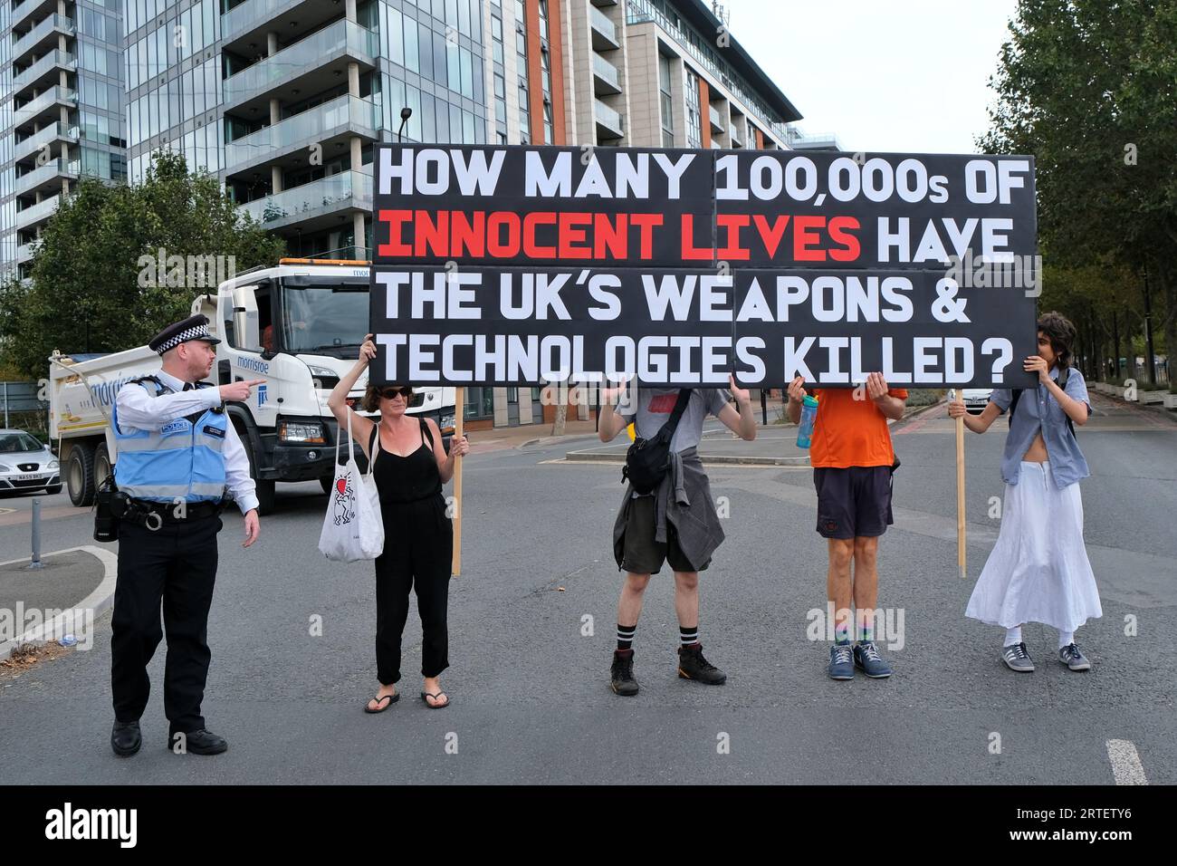 Londra, Regno Unito. 12 settembre 2023. I manifestanti contro la guerra marciano e bloccano le strade che circondano il centro Excel il giorno di apertura della fiera delle armi DSEI. Credito: Fotografia dell'undicesima ora/Alamy Live News Foto Stock