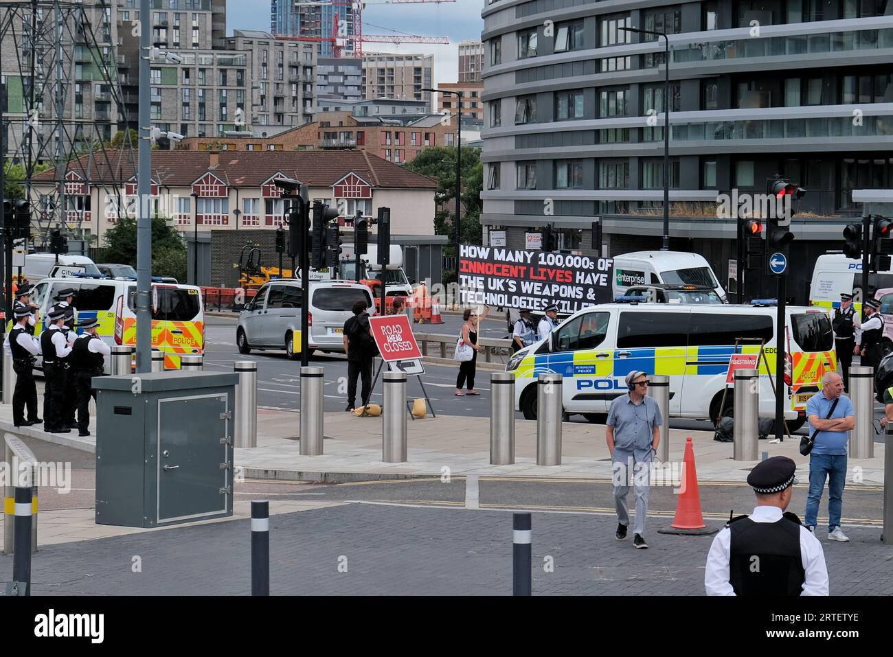 Londra, Regno Unito. 12 settembre 2023. I manifestanti contro la guerra marciano e bloccano le strade che circondano il centro Excel il giorno di apertura della fiera delle armi DSEI. Credito: Fotografia dell'undicesima ora/Alamy Live News Foto Stock