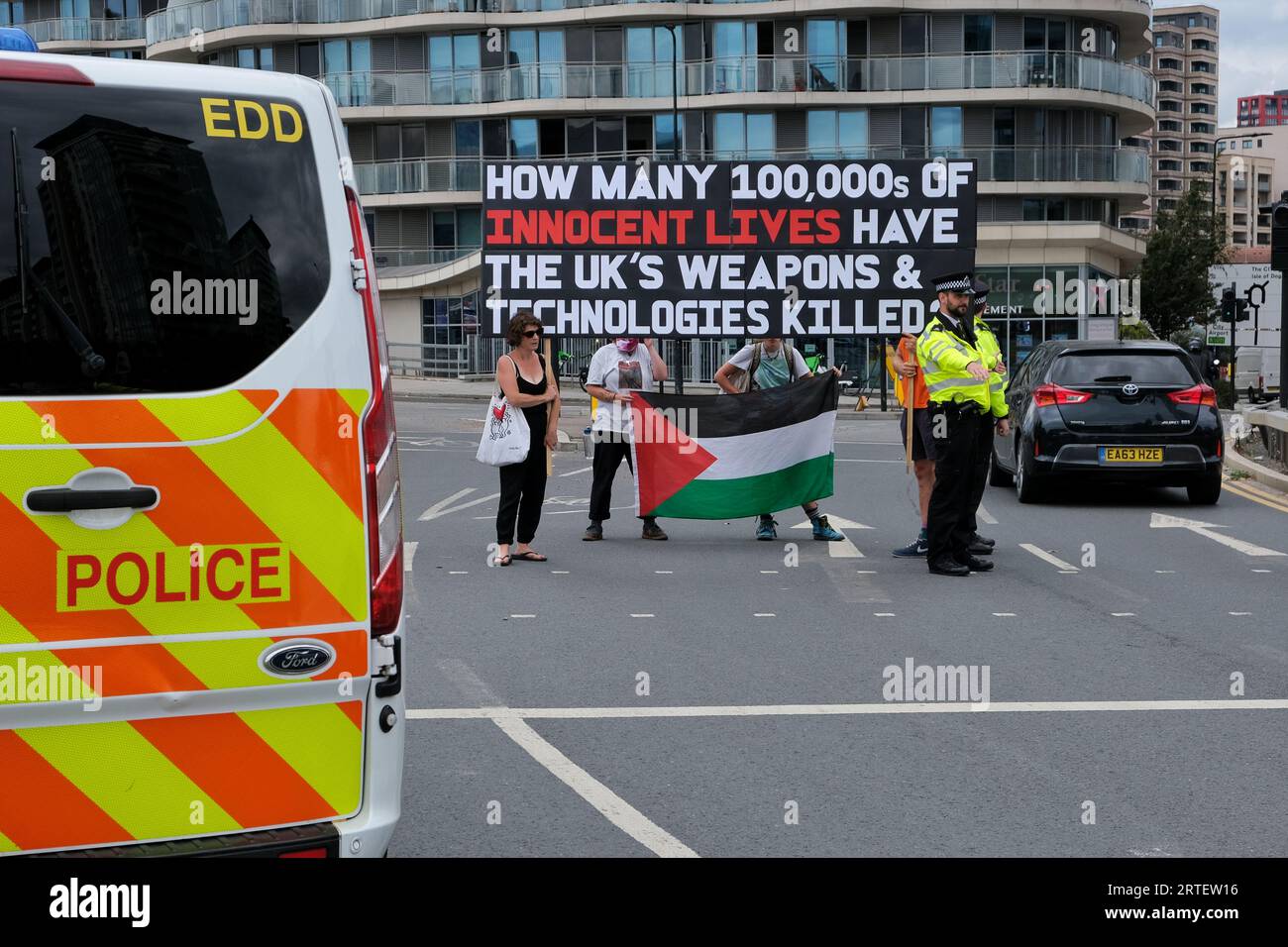 Londra, Regno Unito. 12 settembre 2023. I manifestanti contro la guerra marciano e bloccano le strade che circondano il centro Excel il giorno di apertura della fiera delle armi DSEI. Credito: Fotografia dell'undicesima ora/Alamy Live News Foto Stock