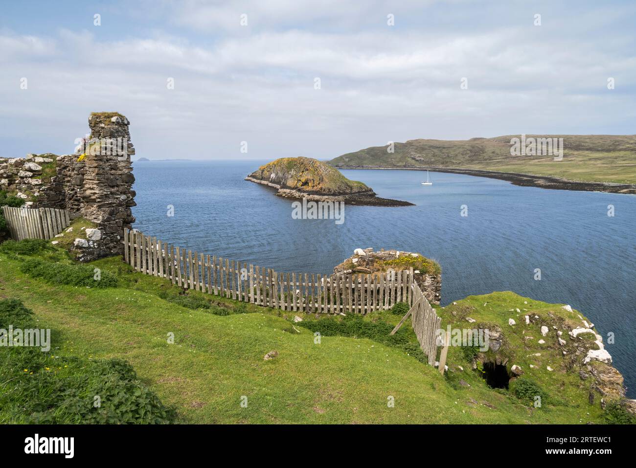 Le rovine del castello di Duntulm si affacciano sulla baia di Duntulm sull'isola di Skye Foto Stock