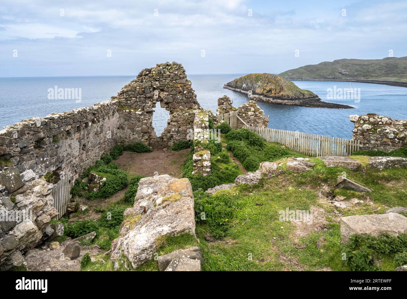 Le rovine del castello di Duntulm si affacciano sulla baia di Duntulm sull'isola di Skye Foto Stock