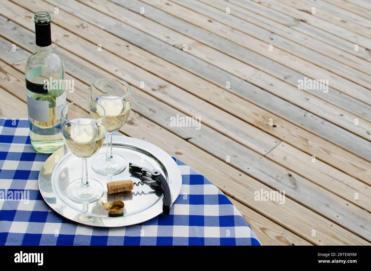 Bottiglia di vino bianco e bicchieri sul tavolo all'aperto Foto Stock