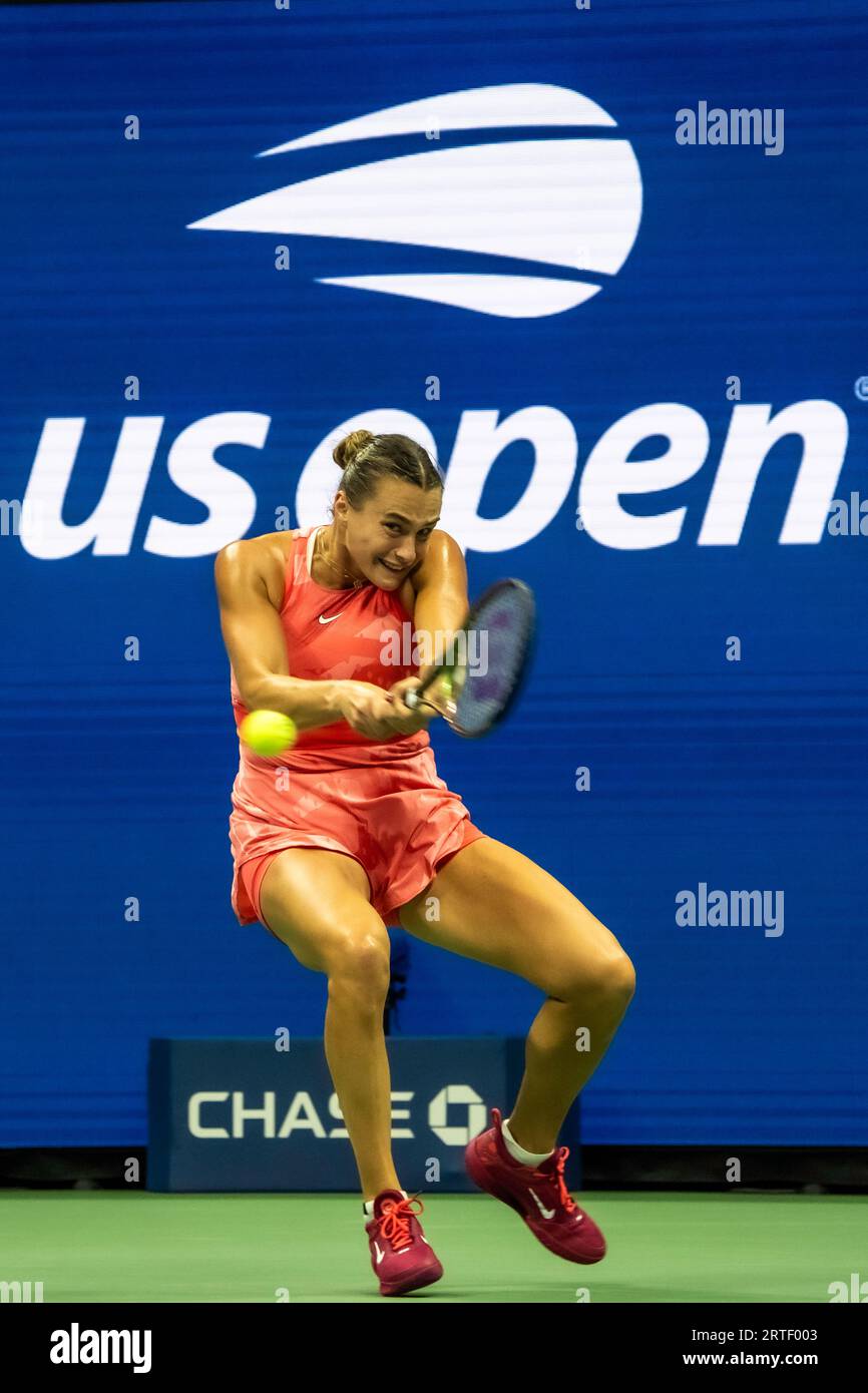 Aryna Sabalenka (BLR) gareggia nelle finali femminili del singolare agli US Open di Tennis 2023. Foto Stock