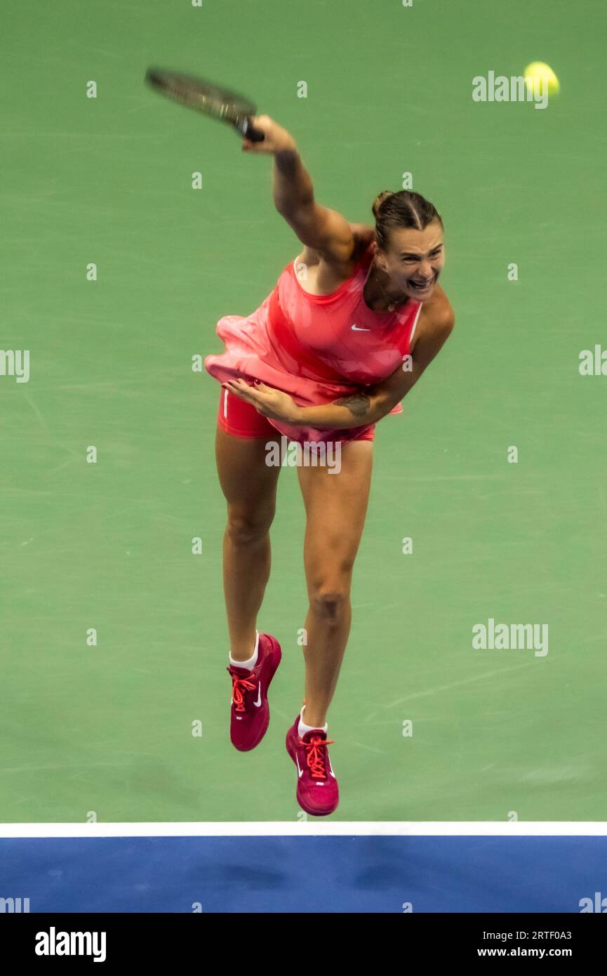 Aryna Sabalenka (BLR) gareggia nelle finali femminili del singolare agli US Open di Tennis 2023. Foto Stock