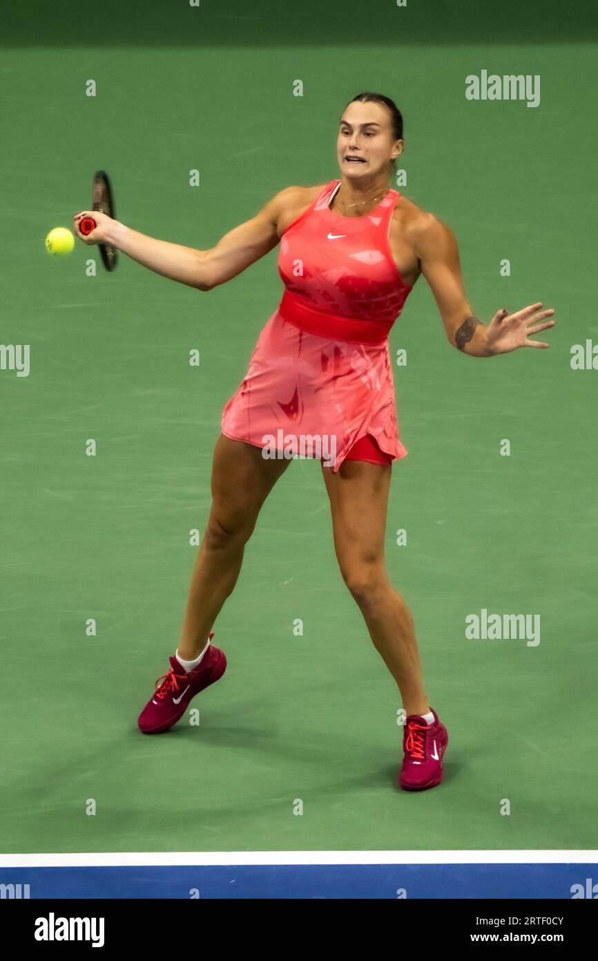 Aryna Sabalenka (BLR) gareggia nelle finali femminili del singolare agli US Open di Tennis 2023. Foto Stock
