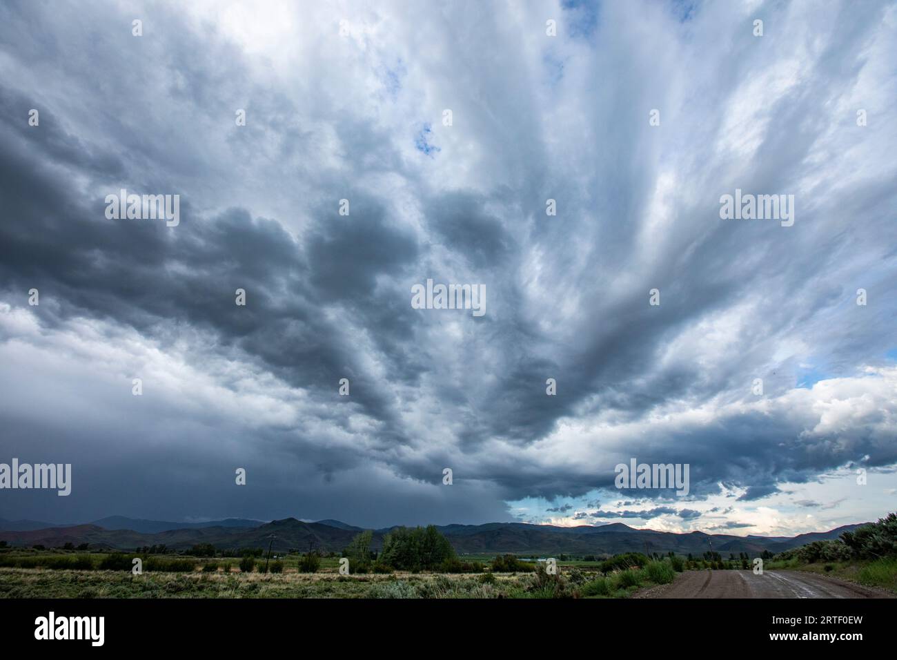 USA, Idaho, Bellevue, tempesta nuvole sopra il paesaggio con prato Foto Stock