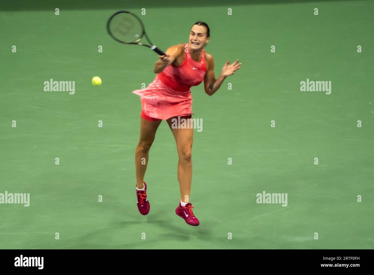 Aryna Sabalenka (BLR) gareggia nelle finali femminili del singolare agli US Open di Tennis 2023. Foto Stock