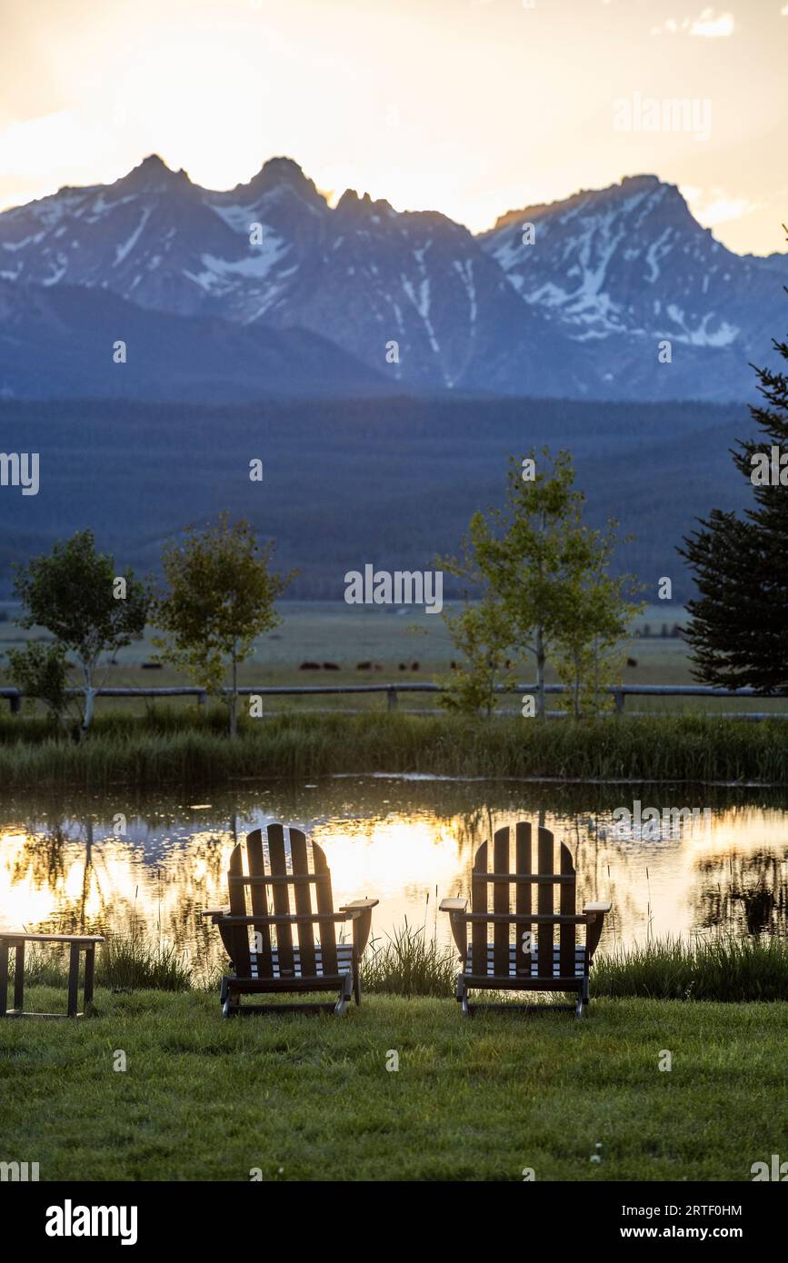 USA, Idaho, Stanley, vista panoramica delle Sawtooth Mountains con laghetto al tramonto Foto Stock