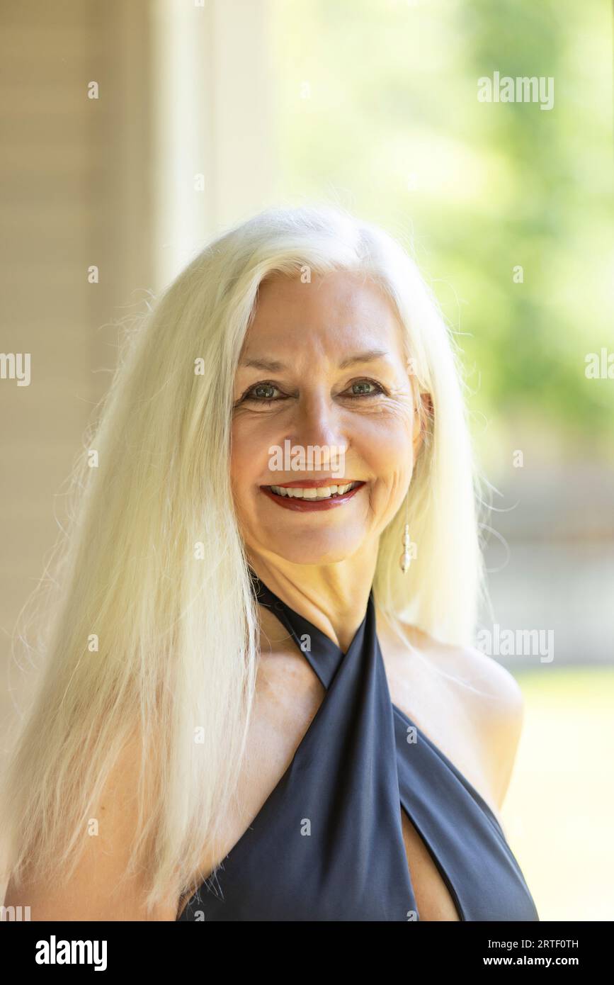 Ritratto di donna senior guardando la fotocamera Foto Stock