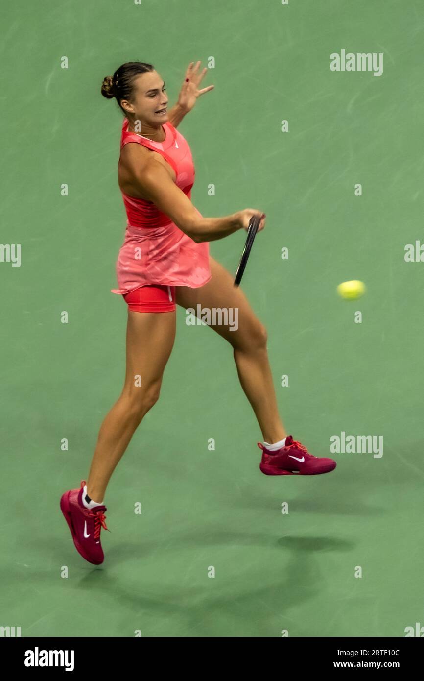 Aryna Sabalenka (BLR) gareggia nelle finali femminili del singolare agli US Open di Tennis 2023. Foto Stock