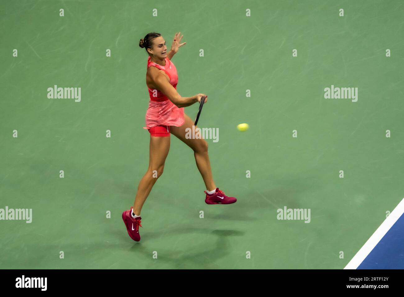 Aryna Sabalenka (BLR) gareggia nelle finali femminili del singolare agli US Open di Tennis 2023. Foto Stock