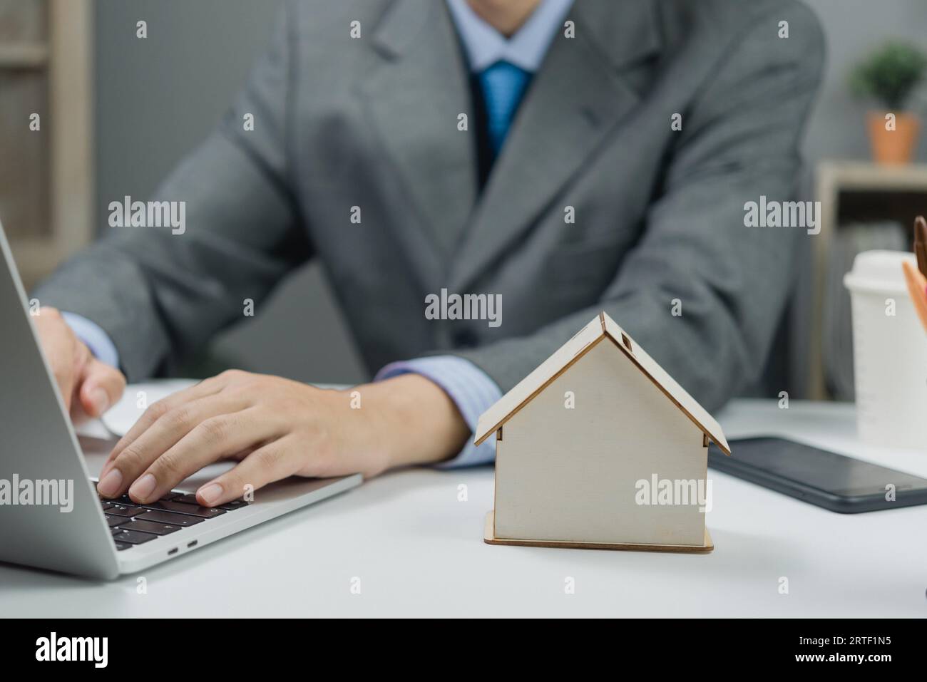 Broker assicurativo e prestito con banca o agente immobiliare, immobiliare, contratto di vendita di abitazioni firma concetto di business. Foto Stock
