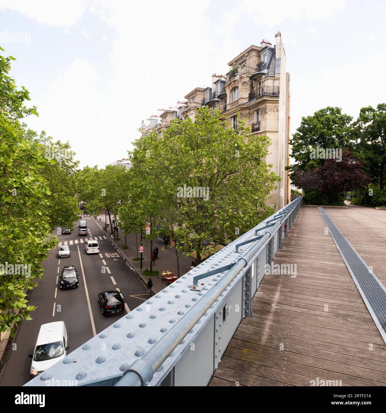 Francia, Parigi, ponte pedonale sopra la strada della città e il traffico Foto Stock