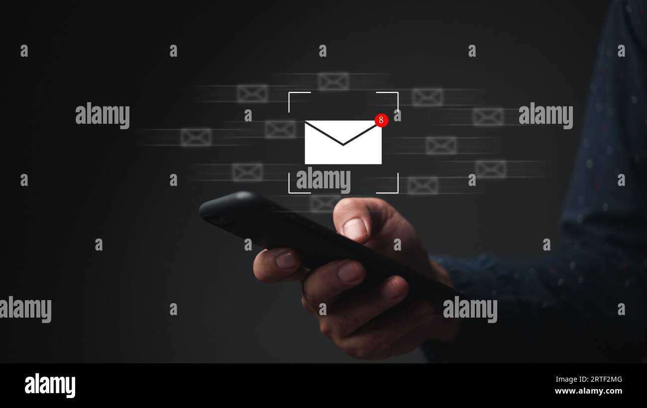 uomo d'affari che utilizza smartphone per e-mail con avvisi di notifica al cliente, contatto e comunicazione aziendale, icona e-mail, e-mail marketing. Foto Stock