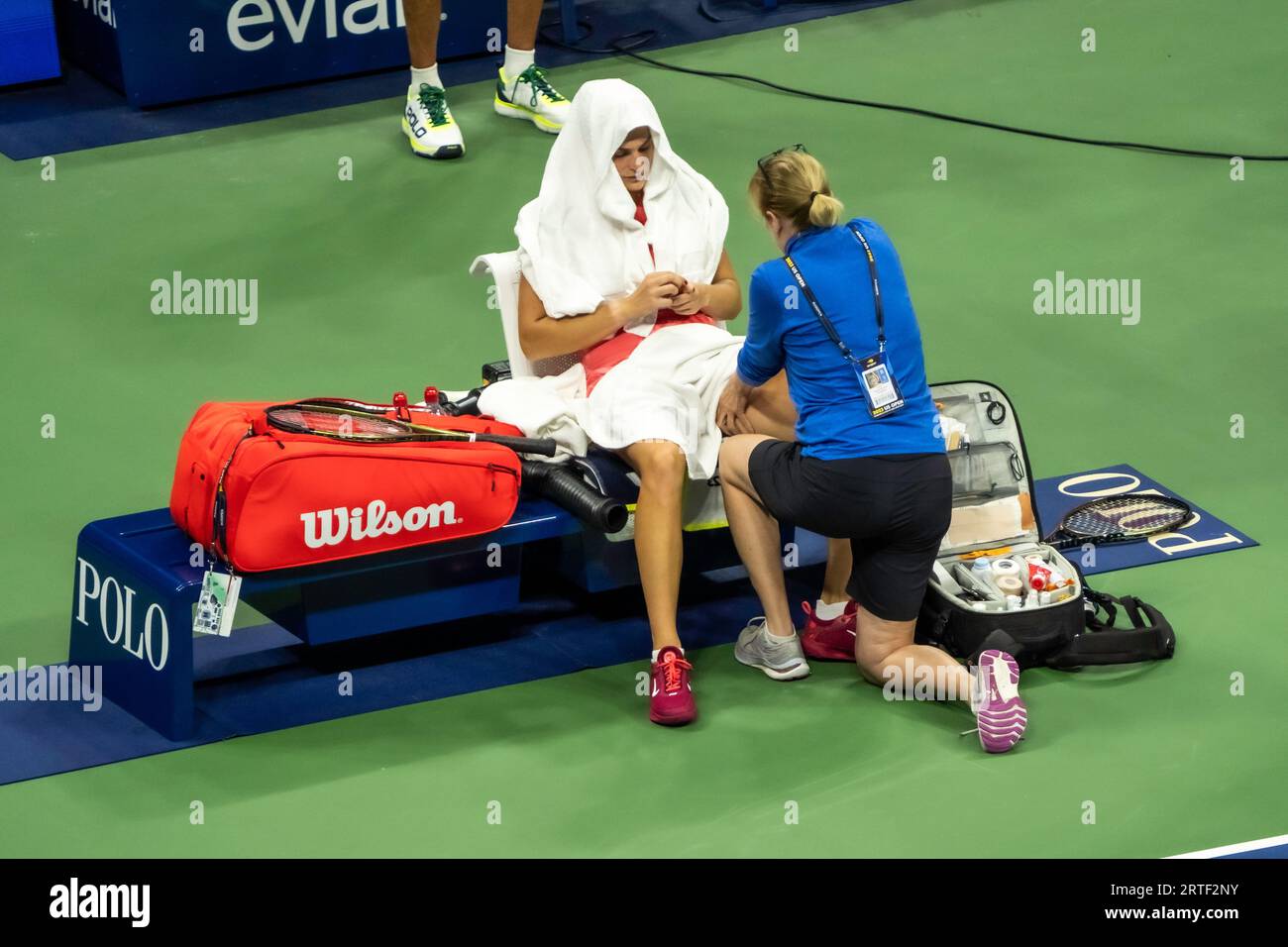 Aryna Sabalenka (BLR) ha lavorato con l'allenatore durante il cambio nelle finali del singolo femminile agli US Open Tennis 2023. Foto Stock