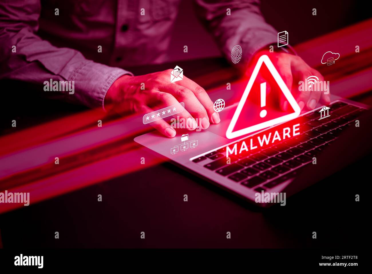 Hacker utilizza malware con computer portatile hack password i dati personali e denaro da conti bancari.truffa virus spyware malware antivirus digitale tec Foto Stock