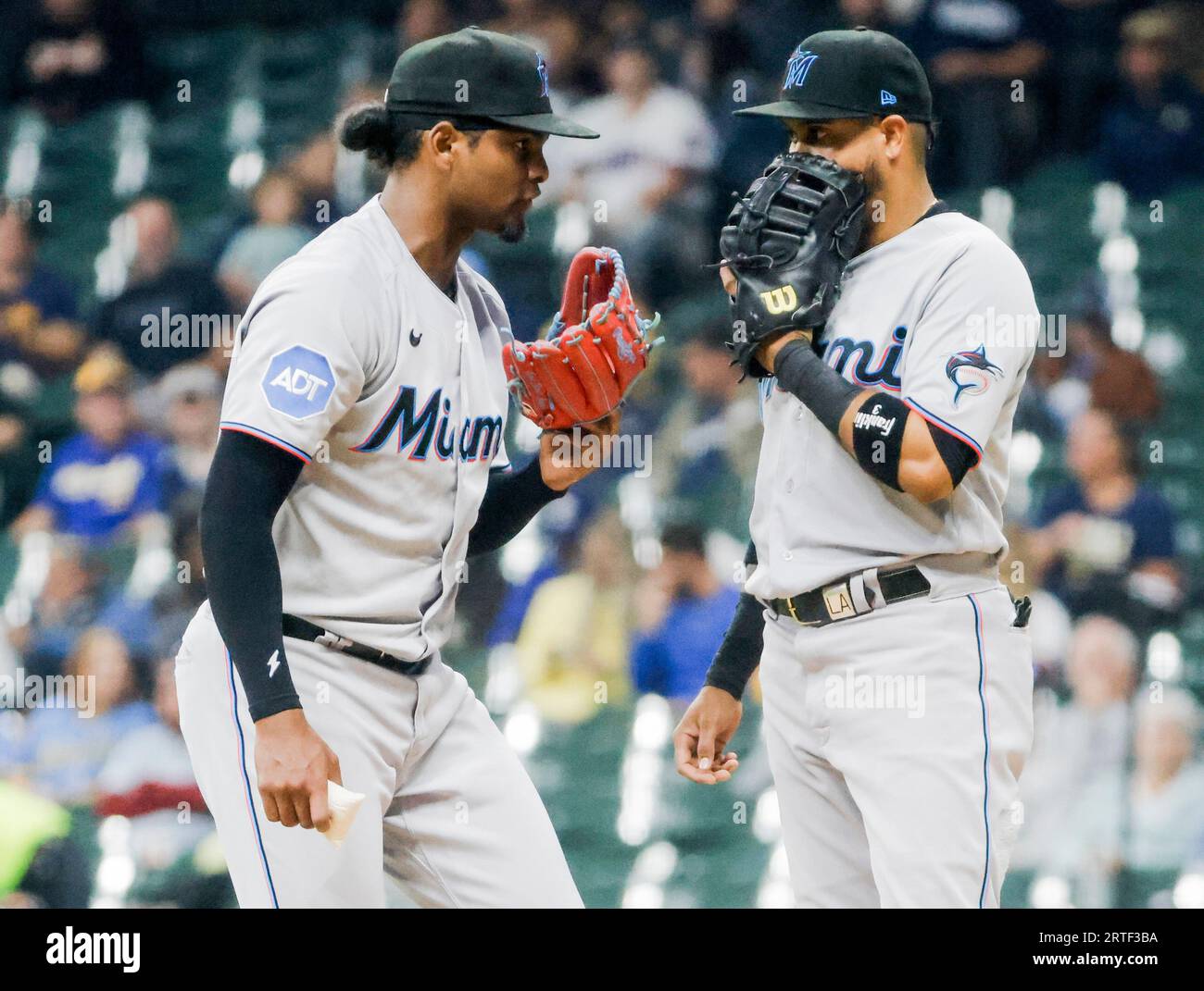 Milwaukee, Stati Uniti. 12 settembre 2023. Il lanciatore di rilievo dei Miami Marlins Edward Cabrera (L) parla con il primo base dei Miami Marlins Luis Arraez (R) dopo aver rinunciato a due passeggiate contro i Milwaukee Brewers nel secondo inning della loro partita di baseball all'American Family Field di Milwaukee, Wisconsin, martedì 12 settembre 2023. Foto di Tannen Maury/UPI Credit: UPI/Alamy Live News Foto Stock