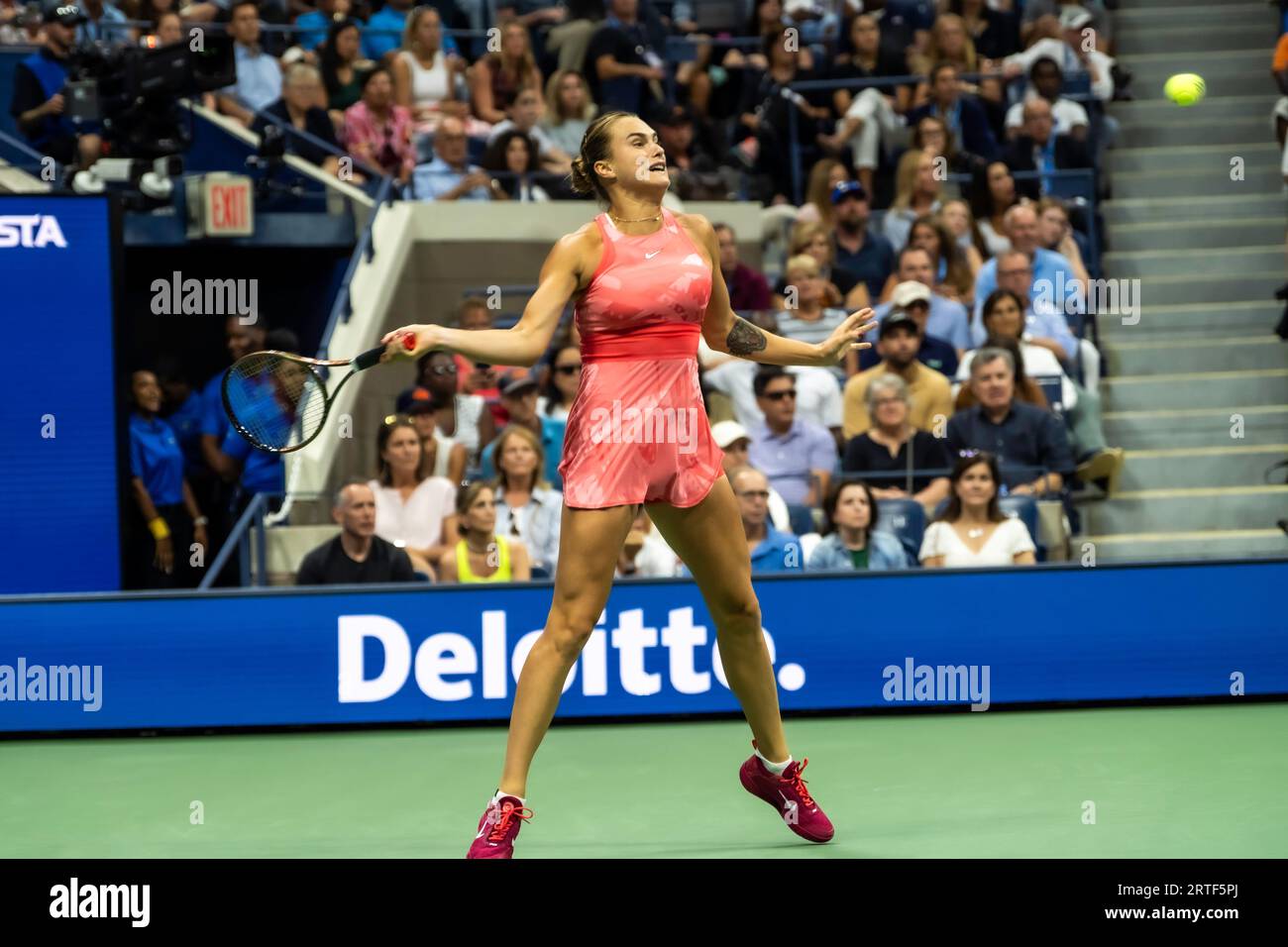 Aryna Sabalenka (BLR) gareggia nelle finali femminili del singolare agli US Open di Tennis 2023. Foto Stock