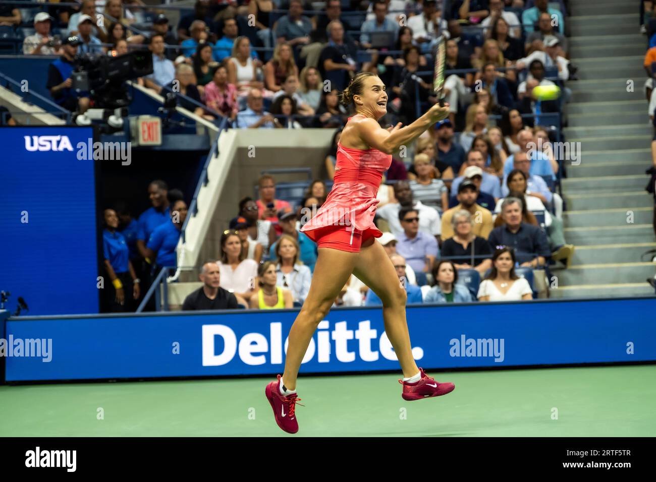 Aryna Sabalenka (BLR) gareggia nelle finali femminili del singolare agli US Open di Tennis 2023. Foto Stock