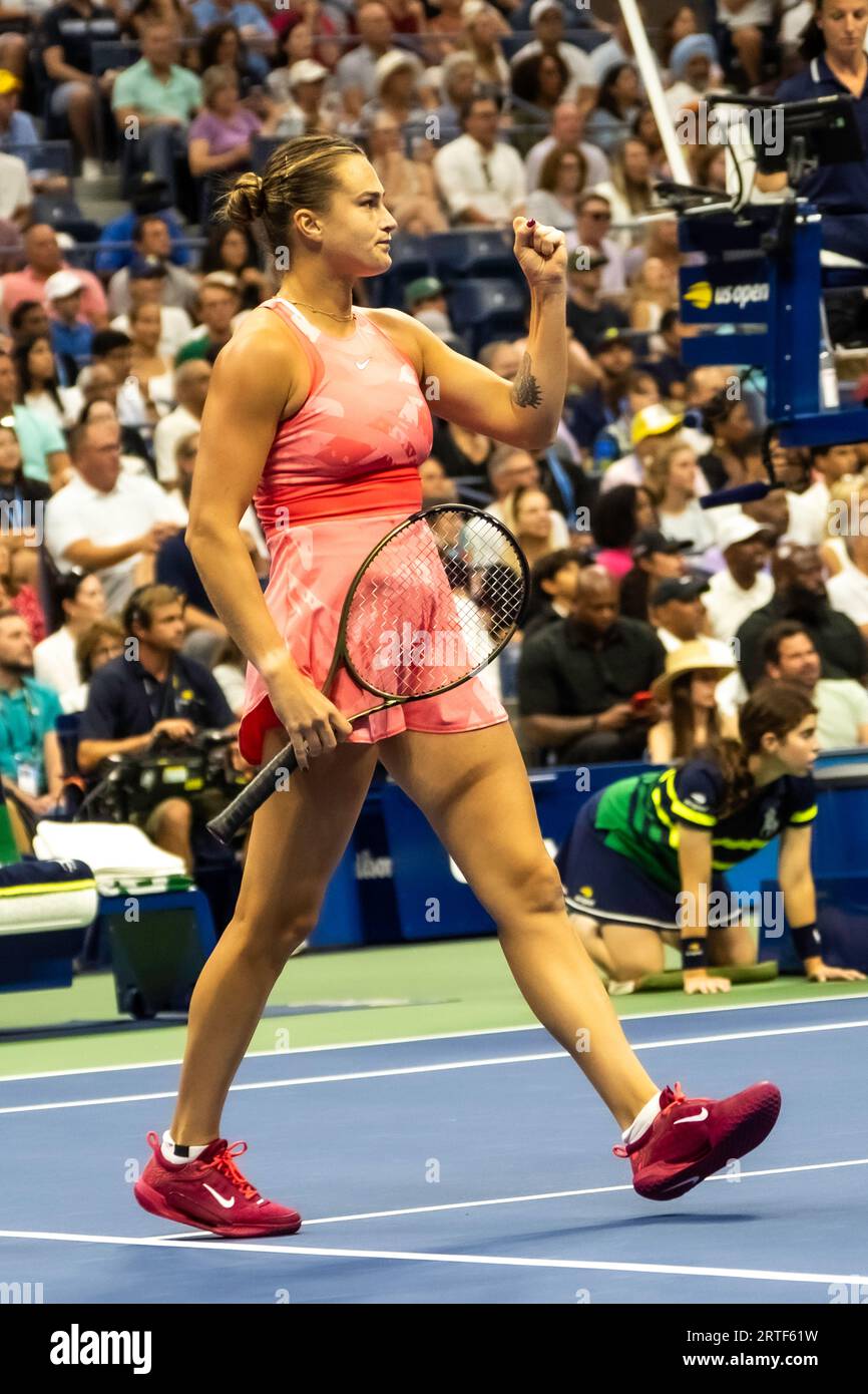 Aryna Sabalenka (BLR) gareggia nelle finali femminili del singolare agli US Open di Tennis 2023. Foto Stock