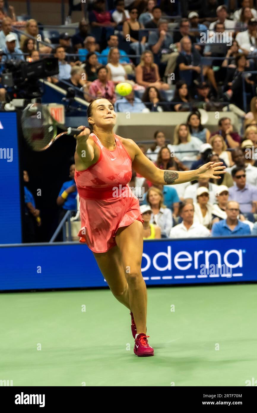 Aryna Sabalenka (BLR) gareggia nelle finali femminili del singolare agli US Open di Tennis 2023. Foto Stock